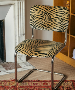 CHAISE CLASSICA EN VELOURS – TIGRE