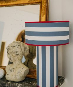 OCTAVEO – Lampe à poser papier peint Isidore Leroy rayure bleues